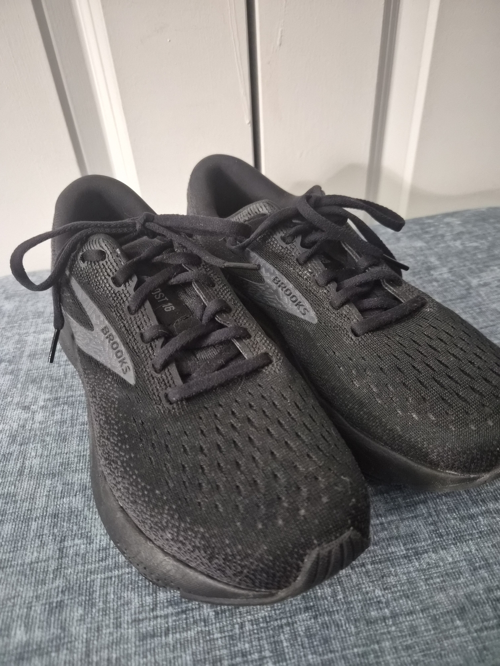 Brooks Womens Black Running Shoes - Lightweight Performance